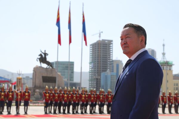 Президент Монголии Халтмагийн Баттулга перед началом церемонии официальной встречи президента РФ Владимира Путина - Sputnik Казахстан