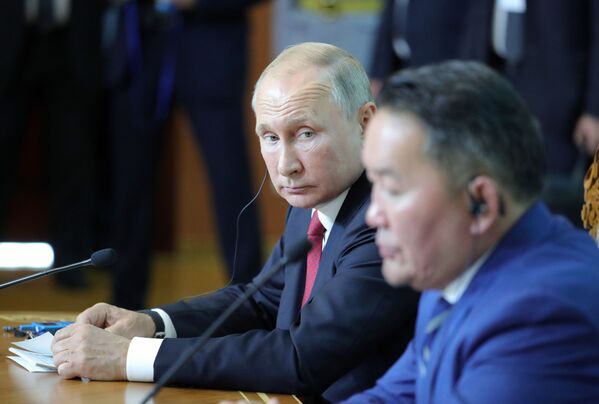 Президент России Владимир Путин и президент Монголии Халтмагийн Баттулга во время совместного заявления по итогам переговоров в Государственном дворце в Улан-Баторе - Sputnik Казахстан
