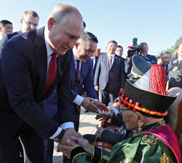 Президент России Владимир Путин и президент Монголии Халтмагийн Баттулга  - Sputnik Казахстан