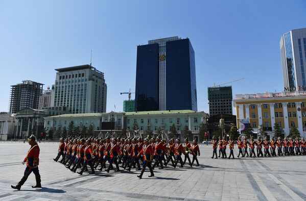 Почетный караул направляется к площади имени Д. Сухэ-Батора в Улан-Баторе - Sputnik Казахстан