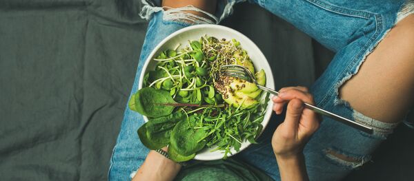 Девушка с зеленым салатом Девушка с зеленым салатом - Sputnik Казахстан