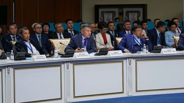 Член национального совета общественного доверия при президенте Мухтар Тайжан (в центре) - Sputnik Казахстан