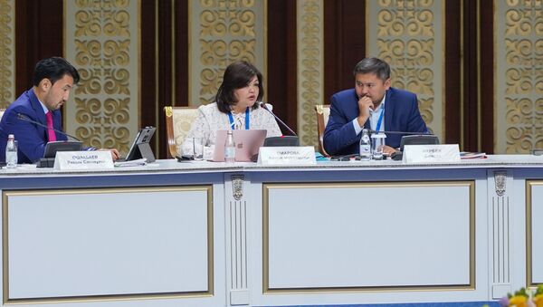  Казахстанский адвокат по правам человека Айман Умарова (в центре) - Sputnik Қазақстан