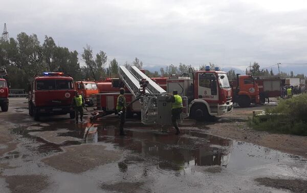 Пожар, произошедший на территории складов оптового хранения, которая находится  между рынками - Sputnik Казахстан