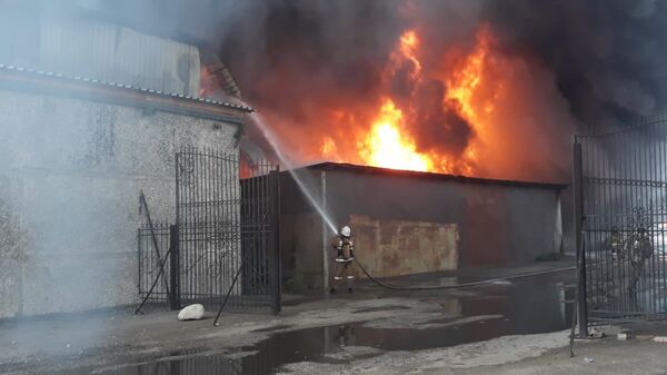 Крупный пожар в Алматы: горят склады барахолки - видео - Sputnik Казахстан