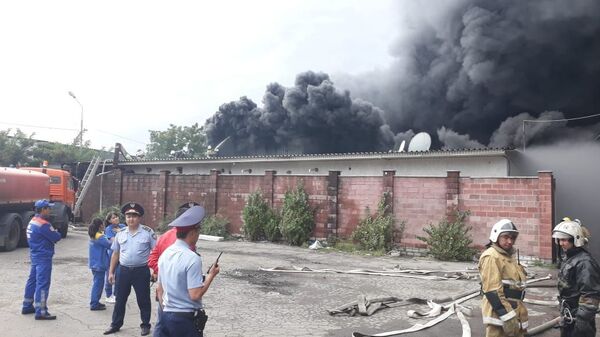 Крупный пожар в Алматы: горят склады барахолки - видео - Sputnik Казахстан