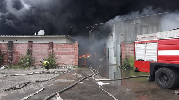 Крупный пожар в Алматы: горят склады барахолки - видео - Sputnik Казахстан