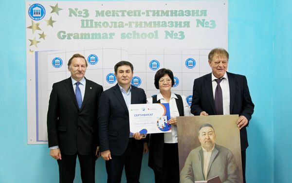Константин Воробьёв и его коллеги из РЦНК в школе №3 - Sputnik Казахстан