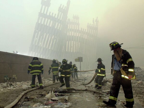 Пожарные Нью-Йорка работают среди мусора на улице Кортландт после террористических атак 11 сентября - Sputnik Казахстан