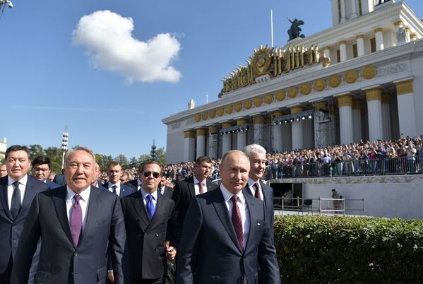 Н. Назарбаев, Д. Медведев и В. Путин на ВДНХ - Sputnik Казахстан