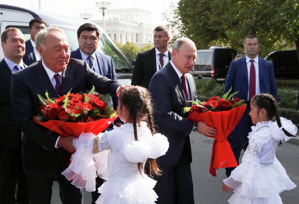 Встреча Н. Назарбаева и В. Путина возле обновленного казахстанского павильона на ВДНХ - Sputnik Казахстан