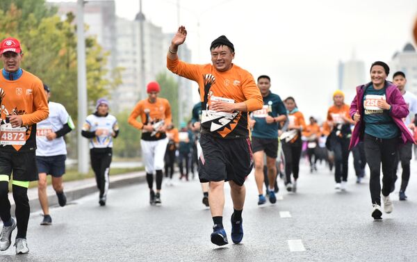 Спортсмены и любители бега пребывали в отличном настроении - эмоции налицо! - Sputnik Казахстан