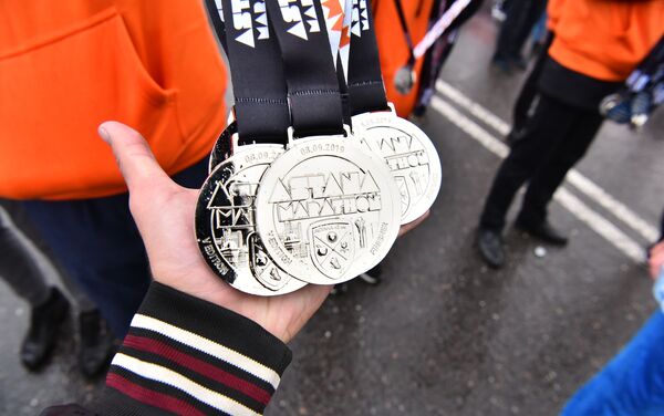 Медали на память о марафоне всем участникам забега - Sputnik Казахстан