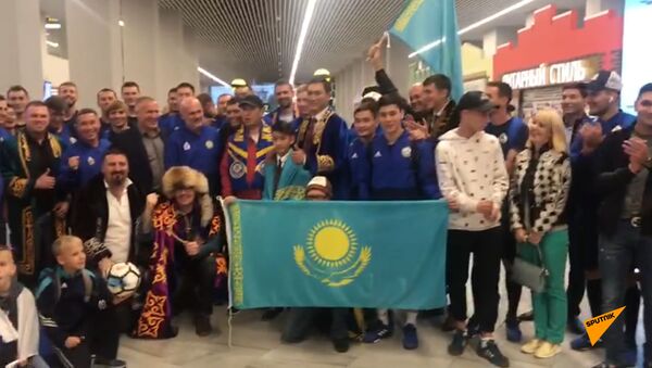 Болельщики устроили сюрприз сборной Казахстана в Калининграде - Sputnik Казахстан