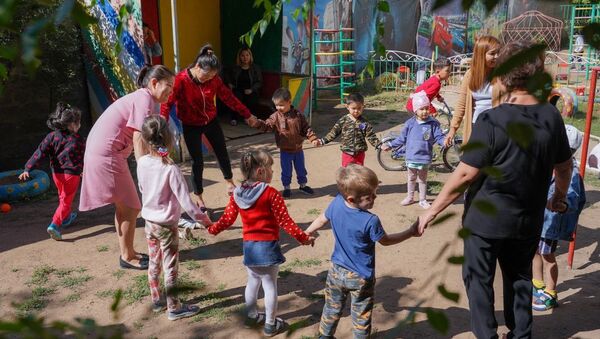 Дети с воспитателями в инклюзивном детском саду - Sputnik Казахстан