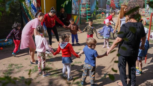 Дети с воспитателями в инклюзивном детском саду - Sputnik Казахстан