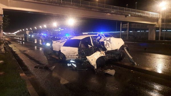 Автомобиль врезался в опору пешеходного перехода в Алматы, водитель погиб - Sputnik Казахстан