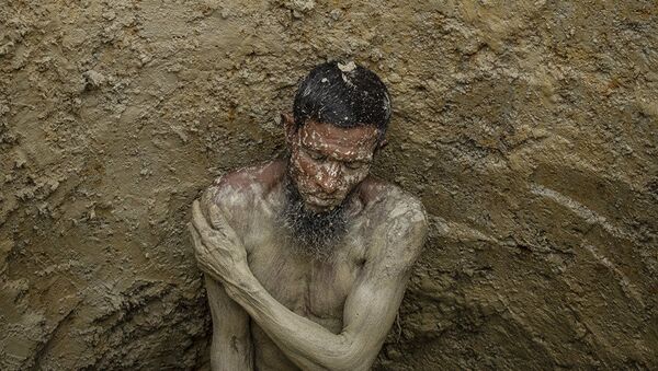 Абдель Салам (60 лет) в выкопанной яме, которая будет служить отхожим местом в лагере рохинджа - Sputnik Казахстан
