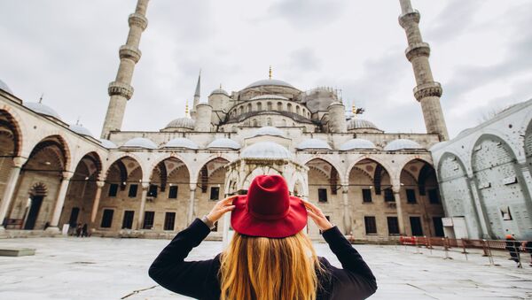 Девушка на фоне мечети в Стамбуле - Sputnik Казахстан