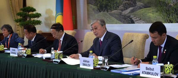 Касым-Жомарт Токаев встретился с представителями деловых кругов КНР Касым-Жомарт Токаев встретился с представителями деловых кругов КНР - Sputnik Казахстан