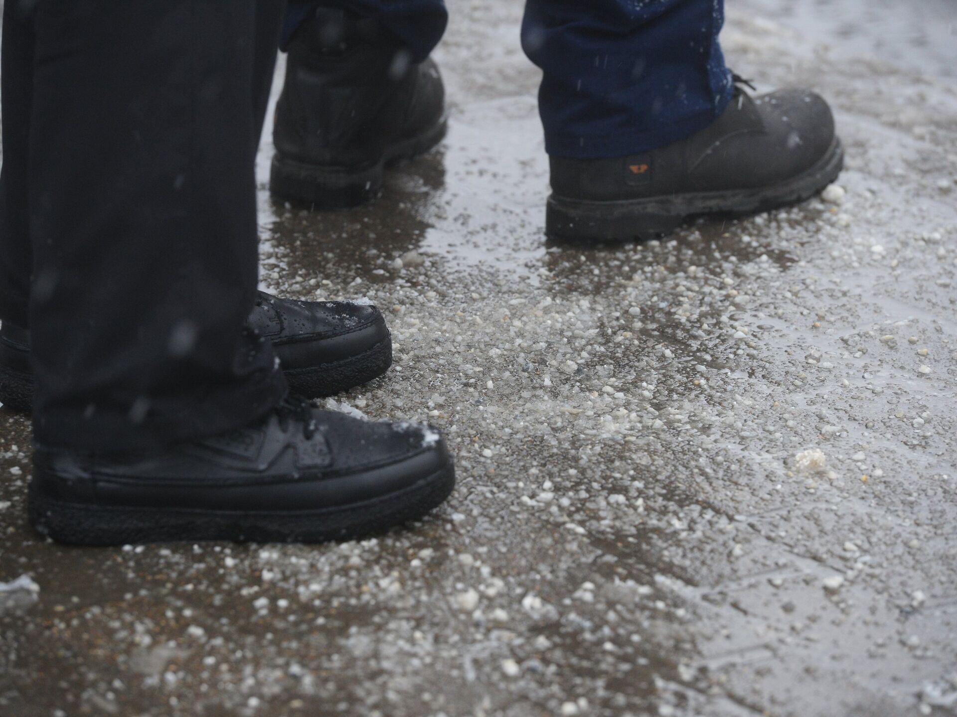 Реагенты зимой. Противо галоледные реагенты. Противогололедные ботинки. Влияние реагентов на обувь. Антигололедные реагенты газон.
