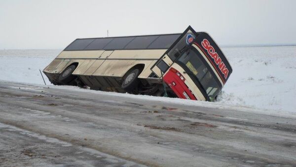 Автобус на трассе в ВКО - Sputnik Казахстан