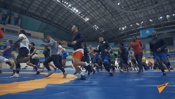 На пути к Олимпиаде: как борцы готовятся к чемпионату мира в Нур-Султане - видео - Sputnik Казахстан