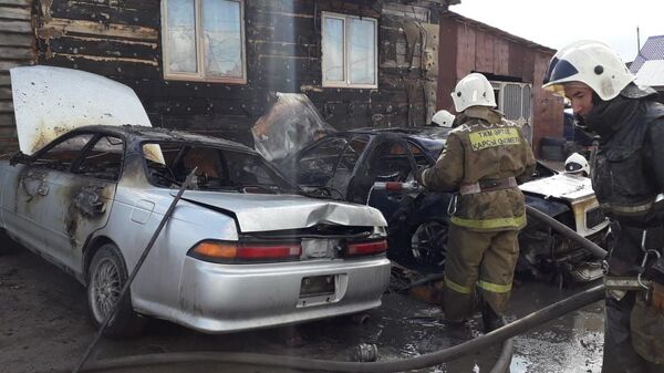 Три автомобиля сгорели на парковке в Петропавловске - Sputnik Казахстан
