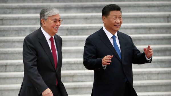 Президент Казахстана Касым-Жомарт Токаев (слева) и президент Китая Си Цзиньпин - Sputnik Қазақстан