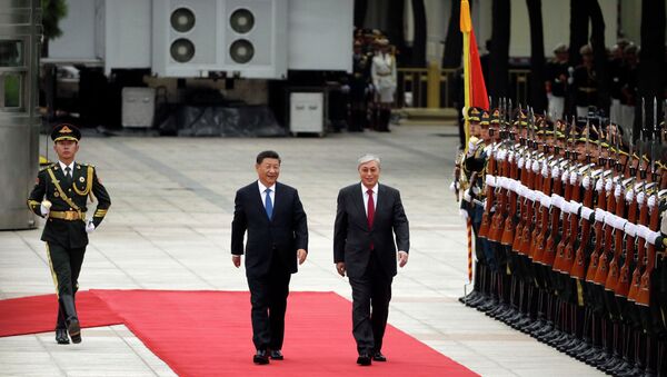 Президент Китая Си Цзиньпин (слева) и президент Казахстана Касым-Жомарт Токаев  - Sputnik Казахстан
