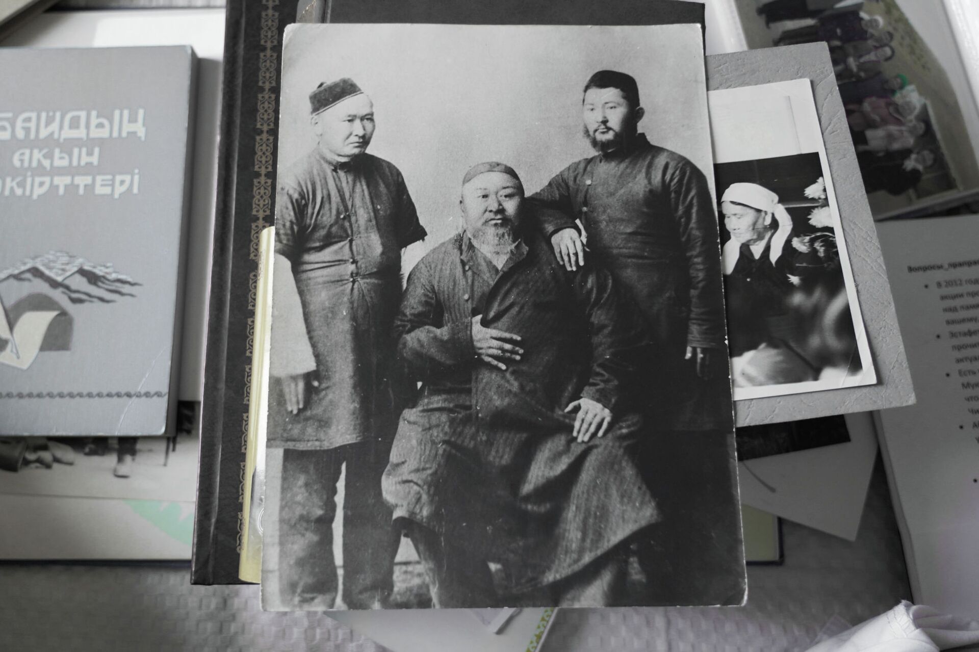 Абай (в центре) с сыновьями Акылбаем (слева) и Турагулом (справа) - Sputnik Казахстан, 1920, 09.08.2023