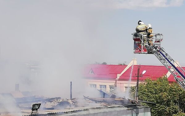Крыша двухэтажной гостиницы Яссы загорелась в субботу утром, это привело к взрыву газового баллона   - Sputnik Казахстан