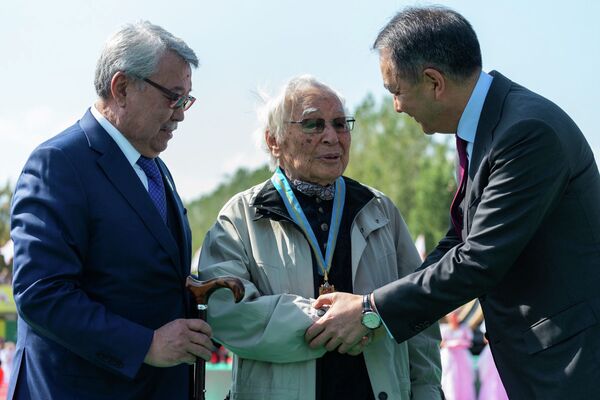 КСРО мемлекеттік сыйлығын алған үш қазақтың бірі Әбдіжәміл Нұрпейісов туралы деректер - Sputnik Қазақстан