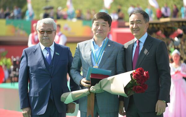 Первый заместитель председателя партии Nur Otan Бауыржан Байбек (в центре) стал почетным жителем Алматы - Sputnik Казахстан
