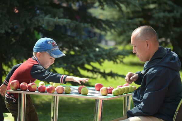 Для алматинцев устроили яблочный фестиваль - фото - Sputnik Казахстан