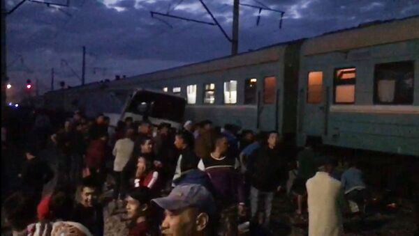 Поезд столкнулся с автобусом у станции Шамалган - видео с места ЧП - Sputnik Қазақстан