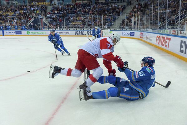 Противостояние было настолько серьезным и упорным, что, периодически, спортсмены обеих команд оказывались на льду - Sputnik Казахстан