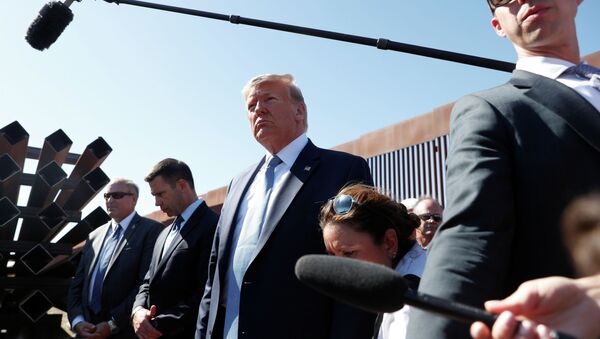 Президент США Дональд Трамп посетил участок пограничной стены между США и Мексикой  - Sputnik Казахстан