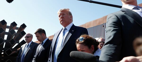 Президент США Дональд Трамп посетил участок пограничной стены между США и Мексикой  - Sputnik Казахстан