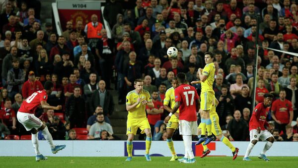 Маркус Рашфорд из Манчестер Юнайтед бьет по воротам со штрафного удара - Sputnik Казахстан