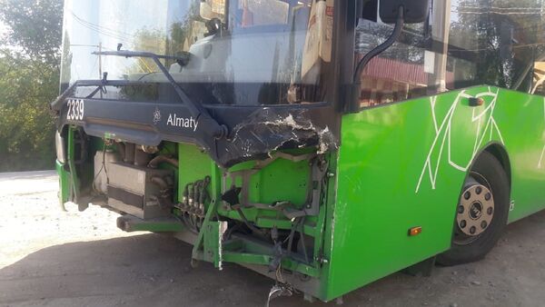 Внедорожник и автобус столкнулись лоб в лоб - Sputnik Казахстан
