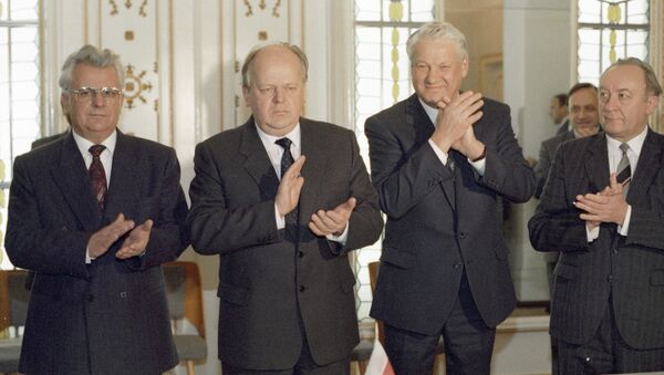 Президент России Борис Ельцин (2 справа) после подписания Соглашения о создании Содружества Независимых Государств в Беловежской пуще - Sputnik Казахстан