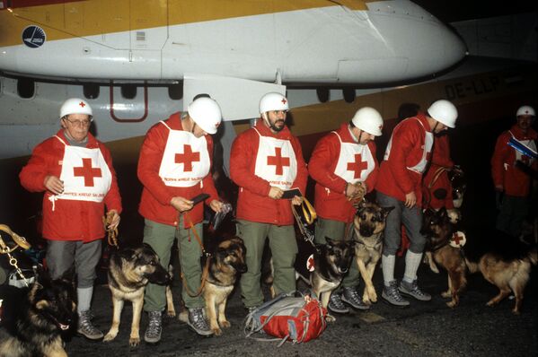 Спасатели из Австрии в аэропорту - Sputnik Казахстан