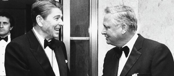  Президент Рональд Рейган (слева) пожимает руку Бэррону Хилтону - Sputnik Казахстан