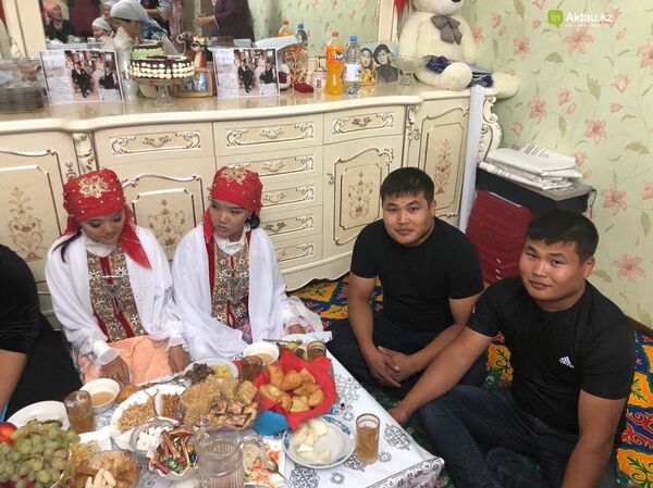 Необычная свадьба: две пары близнецов поженились в Жанаозене Необычная свадьба: две пары близнецов поженились в Жанаозене - Sputnik Казахстан