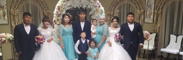 Необычная свадьба: две пары близнецов поженились в Жанаозене Необычная свадьба: две пары близнецов поженились в Жанаозене - Sputnik Казахстан