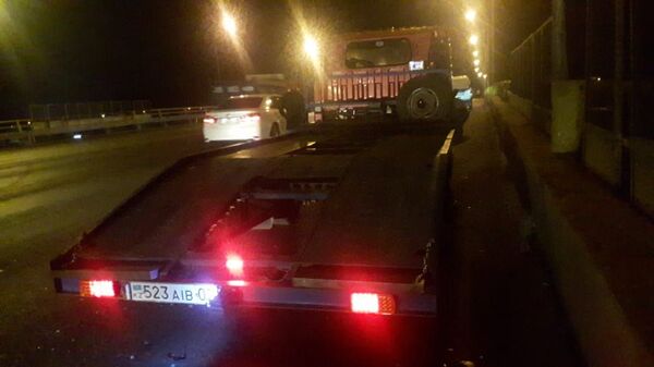 Фура посреди дороги спровоцировала массовое ДТП в Алматы - пострадали пятеро - Sputnik Казахстан