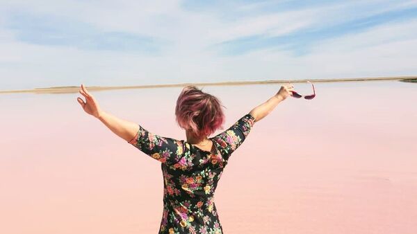 Здесь бродят единороги? Сказочной красоты розовое озеро раскинулось близ Нур-Султана - видео - Sputnik Казахстан