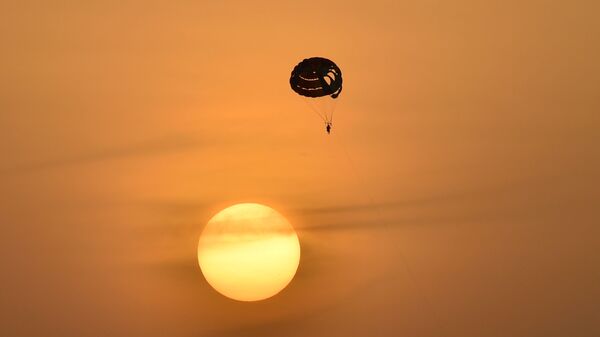 Парасейлинг на закате в Дубае - Sputnik Казахстан