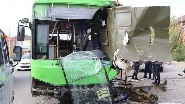 Пассажирский автобус после столкновения с грузовиком ЗИЛ-131 - Sputnik Казахстан
